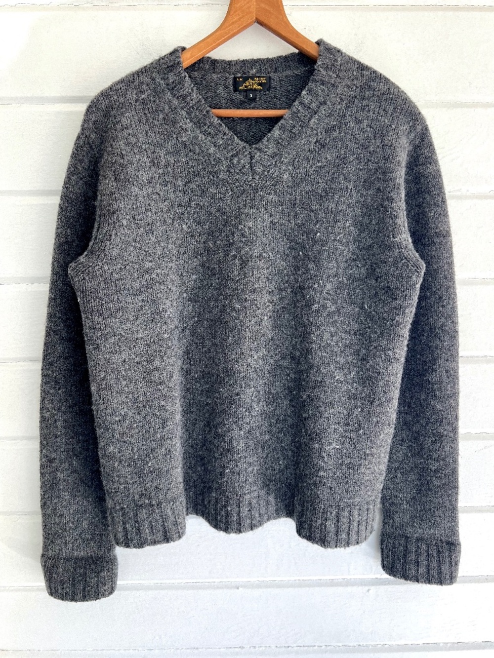 LE MONT ST. MICHEL 100% Shetland Wool V-Neck Sweater in Heathered Charcoal - S